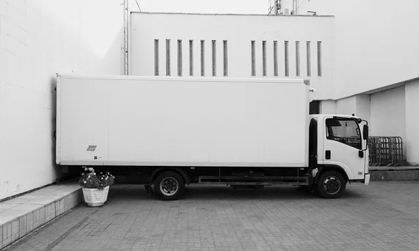 What Is Door to Door Shipping? Definition, Process, and Benefits (2026)
